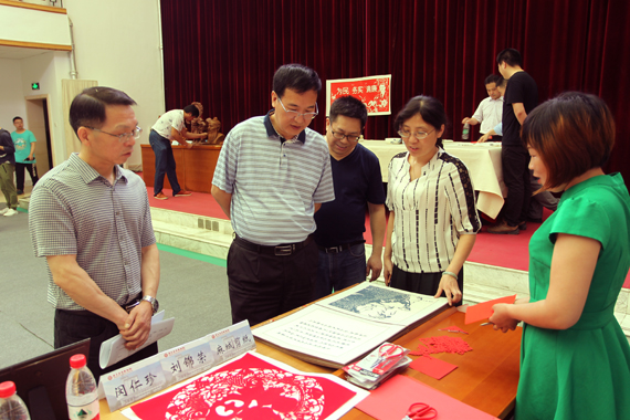 湖北省档案局局长（左一）、副局长李宗春现场观摩非遗展示  潘峰  摄