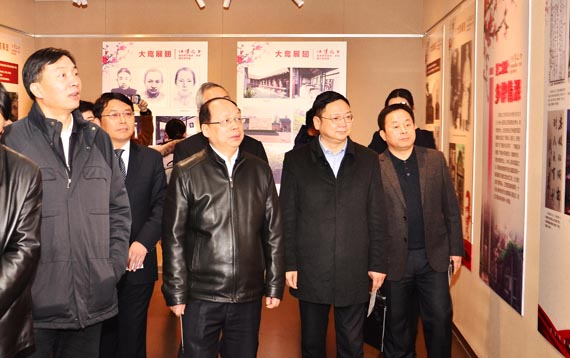 江苏省档案局局长陈向阳（左二）与南京市、淮安市有关领导参观展览。